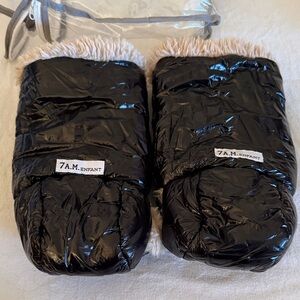 7 A.M. Enfant Black Shiny Mittens